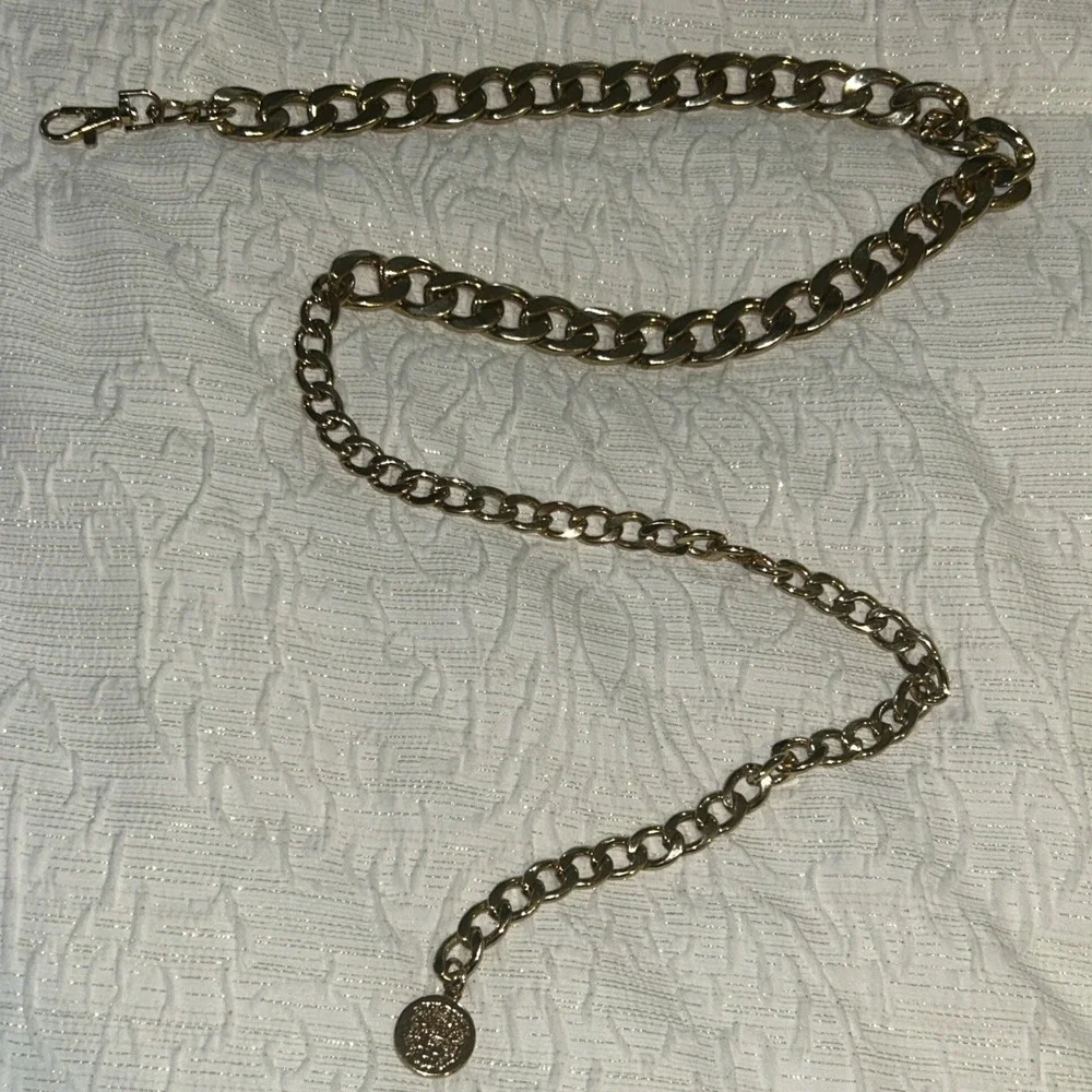 Vince Camuto Gold Tone Chunky Curb Link Belt Lion Crest Medallion Coin‎ Charm